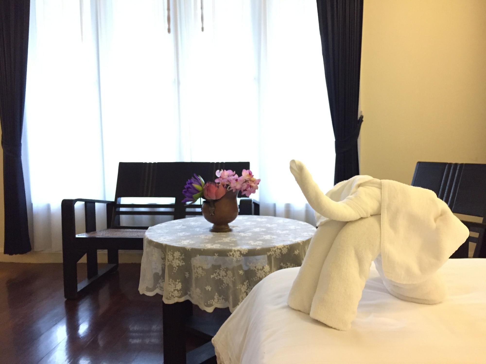 Отель Ssip Boutique Dhevej Bangkok (Adults Only) Экстерьер фото