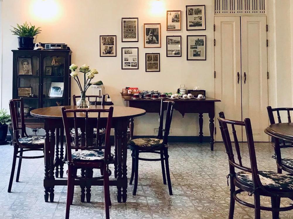 Отель Ssip Boutique Dhevej Bangkok (Adults Only) Экстерьер фото